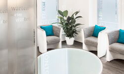 Einblick durch die Tür ins Wartezimmer der Praxis